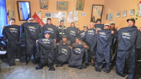 Lustradores de calzado Oruro reciben overoles de ENDE DeOruro