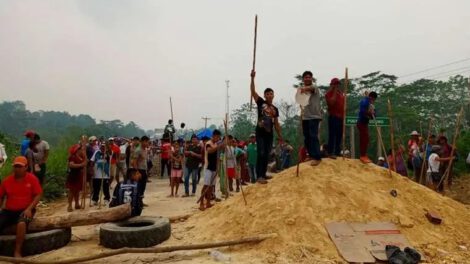 Bloqueo carretero en Yucumo por incendios forestales y cultivos dañados