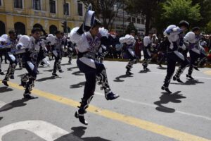 Entrada Folklórica Cultural Universitaria en Oruro