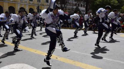 Entrada Folklórica Cultural Universitaria en Oruro