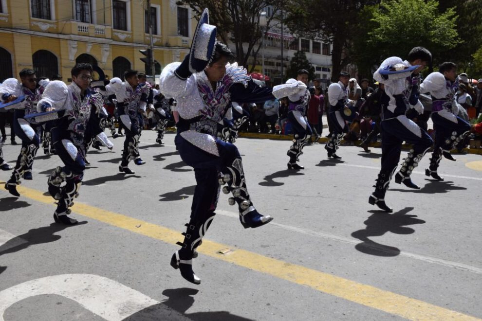 Entrada Folklórica Cultural Universitaria en Oruro