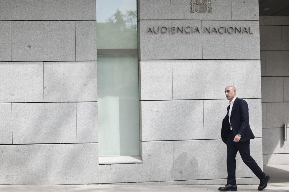 Luis Rubiales suspendido por FIFA por tres años en el fútbol