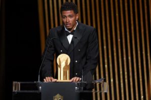 Jude Bellingham del Real Madrid recibe el premio Raymond Kopa