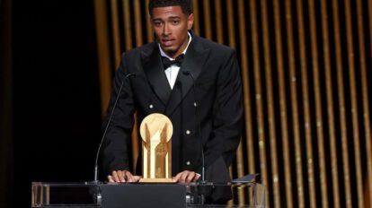 Jude Bellingham del Real Madrid recibe el premio Raymond Kopa