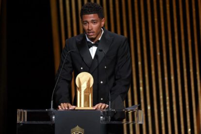 Jude Bellingham del Real Madrid recibe el premio Raymond Kopa