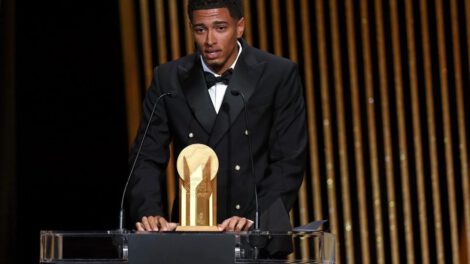 Jude Bellingham del Real Madrid recibe el premio Raymond Kopa