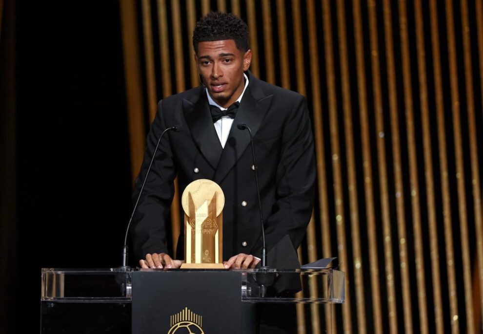 Jude Bellingham del Real Madrid recibe el premio Raymond Kopa