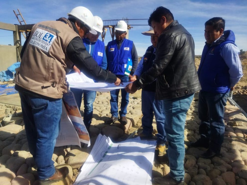 Inspección del proyecto hidropónico en Poopó para la producción de forrajes verdes