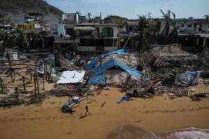Edificios rodeados de escombros tras el paso del devastador huracán Otis