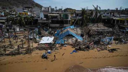 Edificios rodeados de escombros tras el paso del devastador huracán Otis