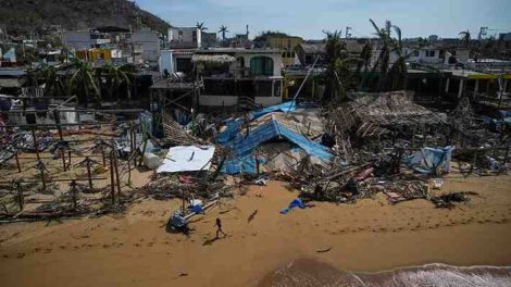 Edificios rodeados de escombros tras el paso del devastador huracán Otis