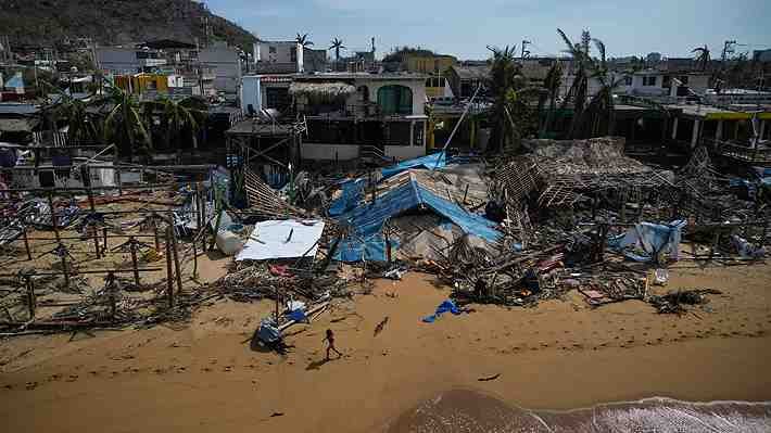Edificios rodeados de escombros tras el paso del devastador huracán Otis