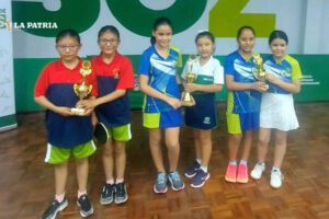 Hermanas Luján en torneo de tenis de mesa