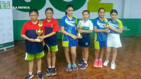 Hermanas Luján en torneo de tenis de mesa
