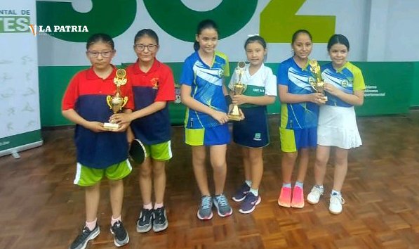 Hermanas Luján en torneo de tenis de mesa