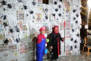 Familias orureñas disfrutan de Halloween en el stand de fotos