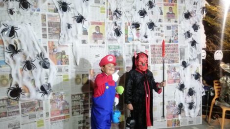 Familias orureñas disfrutan de Halloween en el stand de fotos