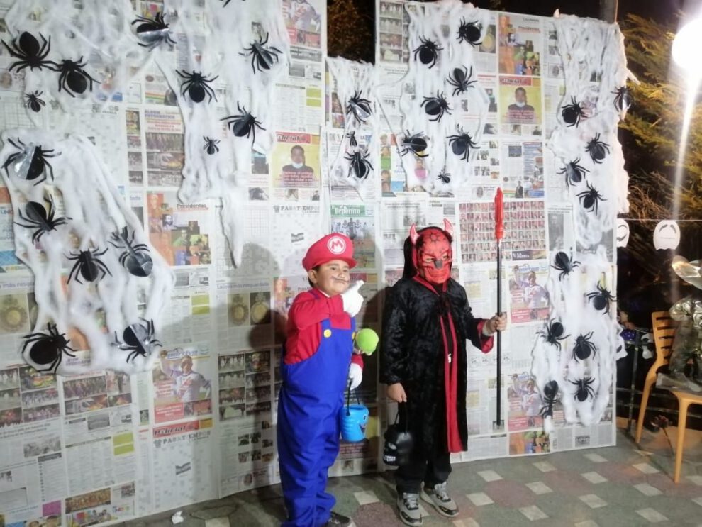 Familias orureñas disfrutan de Halloween en el stand de fotos