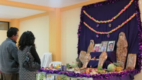 La tradición del armado de mesas se mantiene en Oruro
