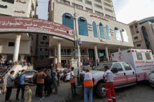 Civiles palestinos se refugian de los bombardeos israelíes cerca del Hospital de la Amistad Turco-Palestina en Gaza