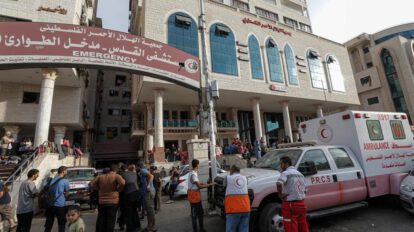 Civiles palestinos se refugian de los bombardeos israelíes cerca del Hospital de la Amistad Turco-Palestina en Gaza