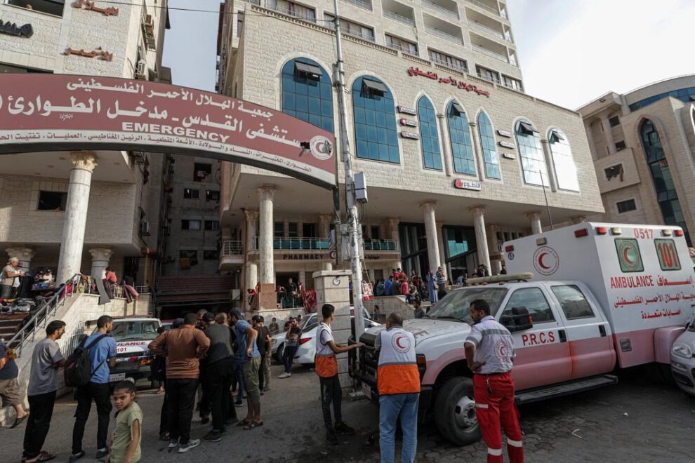 Civiles palestinos se refugian de los bombardeos israelíes cerca del Hospital de la Amistad Turco-Palestina en Gaza
