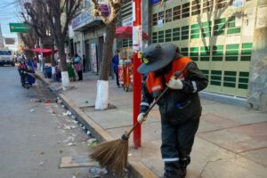 Preparativos para el Primer Convite Oruro con limpieza de calles y contenedores de basura