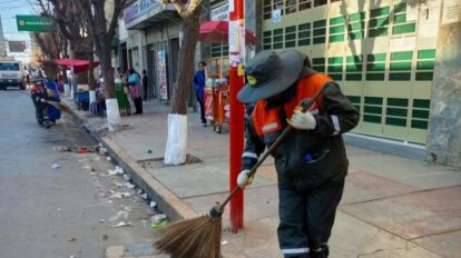 Preparativos para el Primer Convite Oruro con limpieza de calles y contenedores de basura
