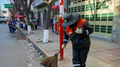 Preparativos para el Primer Convite Oruro con limpieza de calles y contenedores de basura