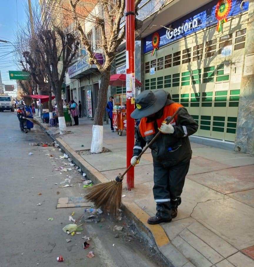 Preparativos para el Primer Convite Oruro con limpieza de calles y contenedores de basura