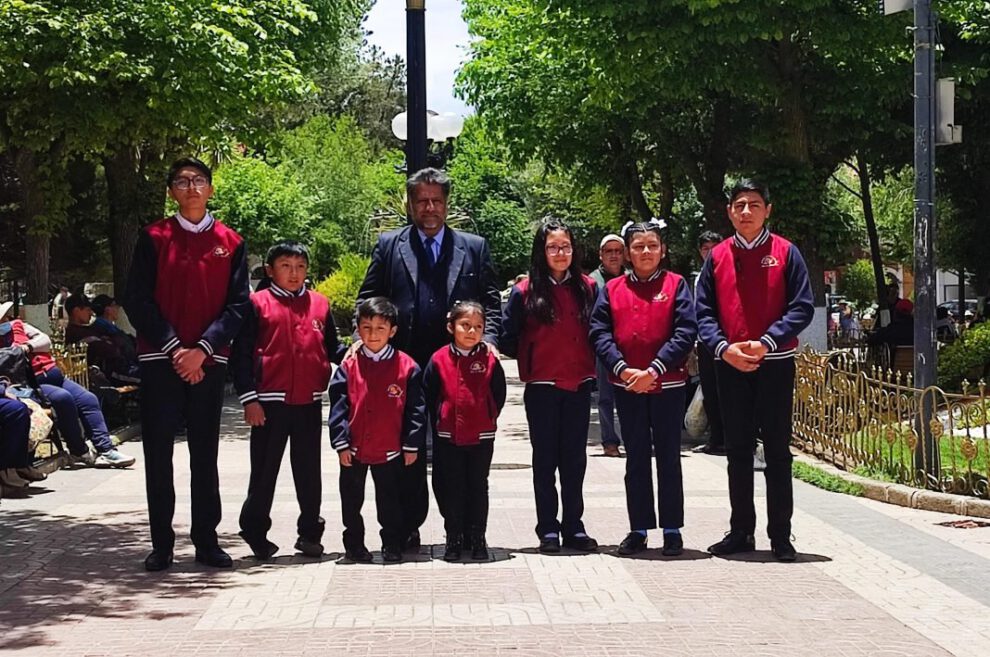 Homenaje poético a Oruro realizado por niños y jóvenes declamadores