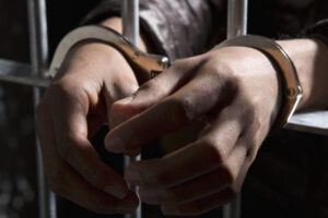 Condenan a hombre que violó a sus propias hijas