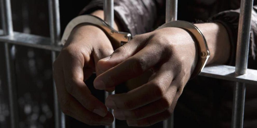 Condenan a hombre que violó a sus propias hijas