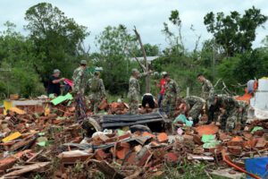 Fotografía de destrozos tras el paso de un tornado en Paraguay