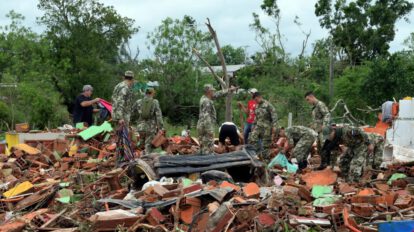 Fotografía de destrozos tras el paso de un tornado en Paraguay