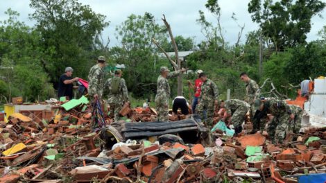 Fotografía de destrozos tras el paso de un tornado en Paraguay