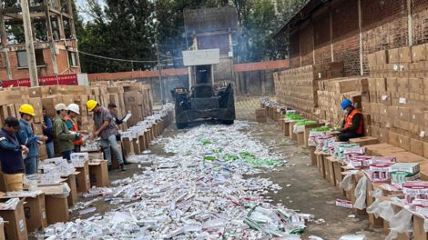 Destrucción de cigarrillos ilegales en Santa Cruz