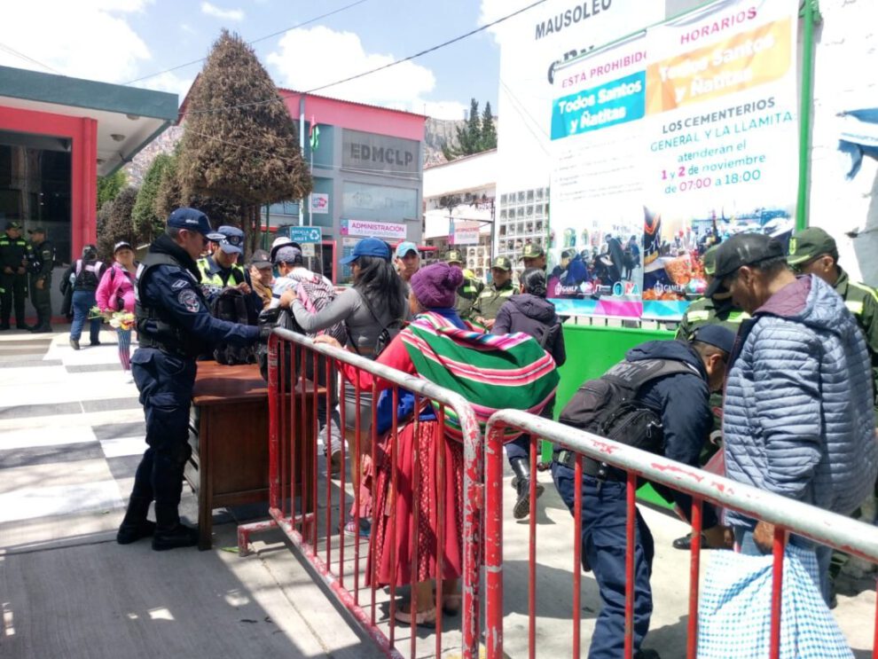 Fiscalización en el Cementerio La Llamita durante la festividad de Todos Santos