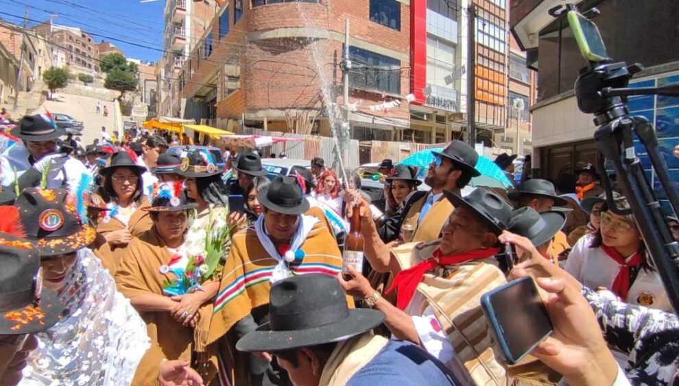 Convite del Carnaval de Oruro que une a dos instituciones centenarias