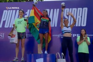 Jhoselyn Camargo en el podio tras ganar la 10K de San Isidro