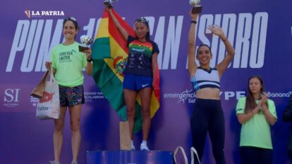 Jhoselyn Camargo en el podio tras ganar la 10K de San Isidro
