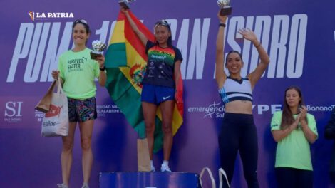 Jhoselyn Camargo en el podio tras ganar la 10K de San Isidro