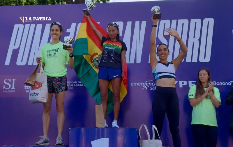 Jhoselyn Camargo en el podio tras ganar la 10K de San Isidro
