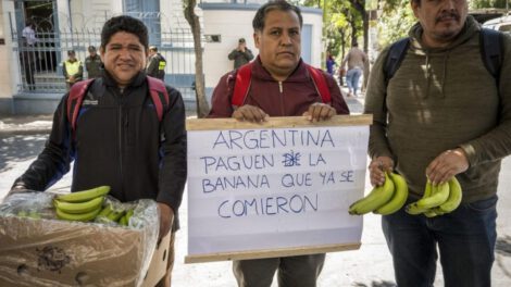 Productores de banano protestan para exigir el pago de 12 millones de dólares