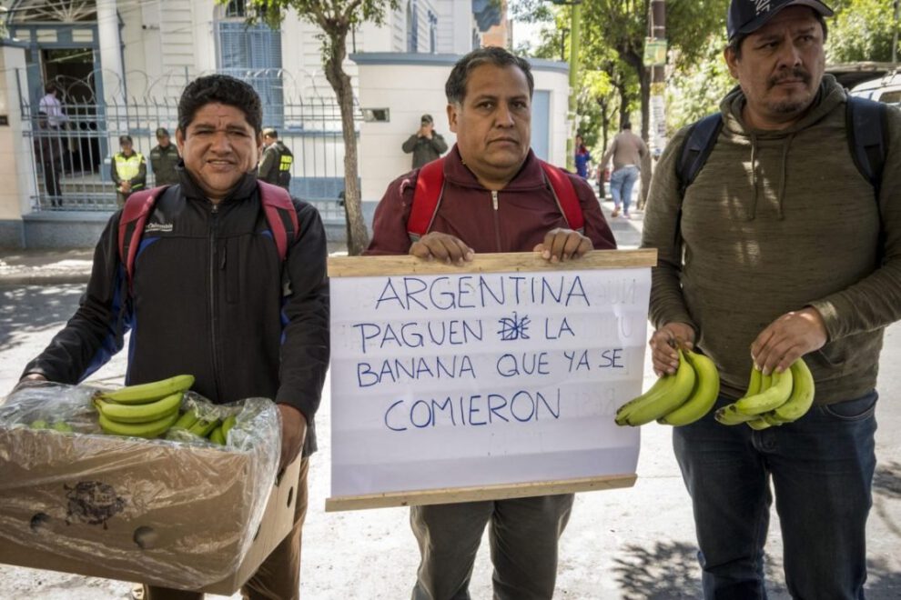 Productores de banano protestan para exigir el pago de 12 millones de dólares