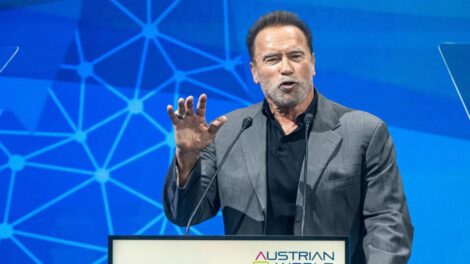Arnold Schwarzenegger lucha contra el antisemitismo