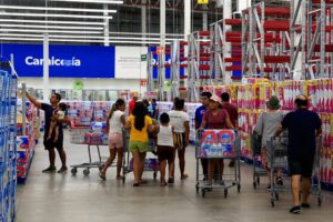 Personas adquieren productos en la reapertura de una tienda de autoservicio tras el huracán Otis