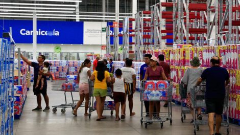 Personas adquieren productos en la reapertura de una tienda de autoservicio tras el huracán Otis