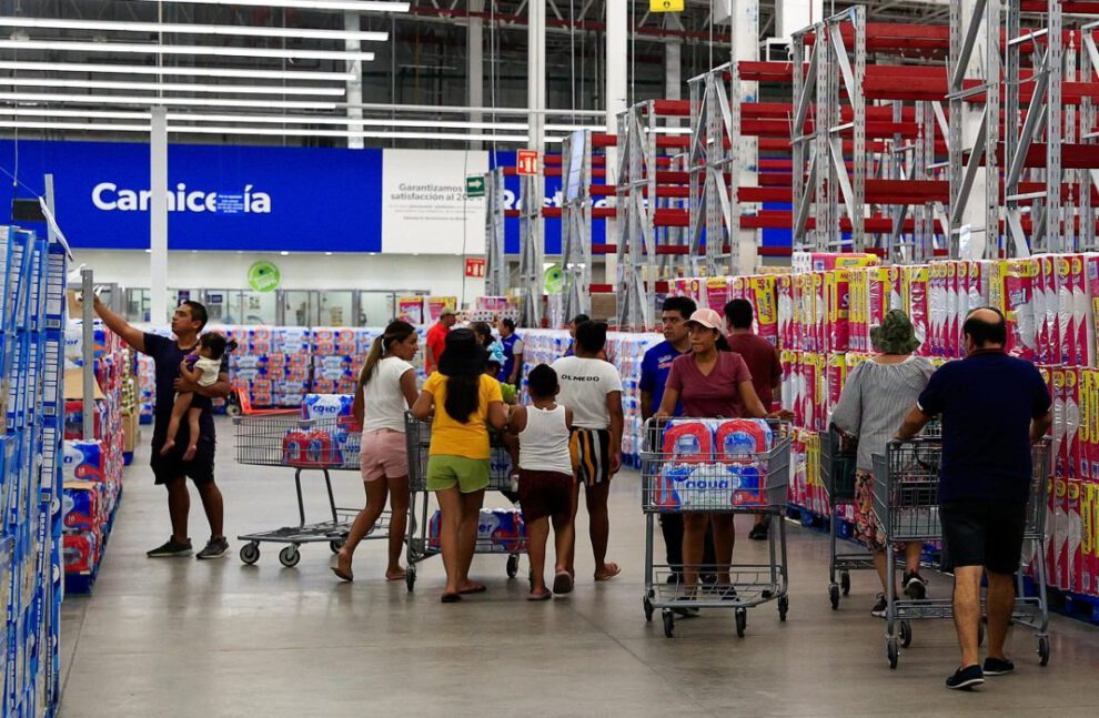 Personas adquieren productos en la reapertura de una tienda de autoservicio tras el huracán Otis