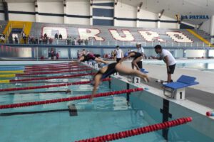 certamen estudiantil de natación en la Piscina Olímpica